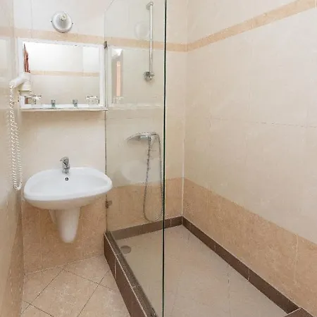 Bagolyvar بيت ضيافة Inárcs